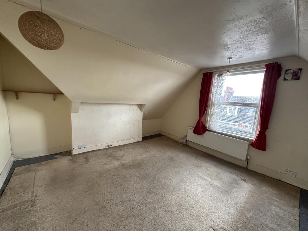 Lot: 46 - TWO-BEDROOM MAISONETTE FOR REFURBISHMENT - Second Bedroom